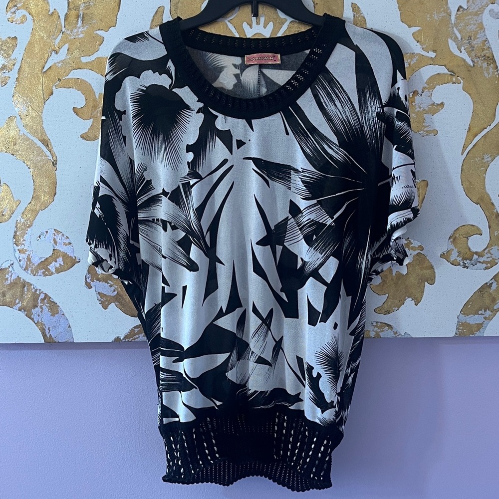 Darkwin Size Medium Black & White Floral with Knit Details Short Sleeve Tunic